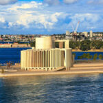 Серфер не дозволяє полюсному вихору зупинити себе у ловленні хвиль на Великих Озерах