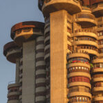 Найвражаючіші Приклади Архітектури у Вигляді Півмісяця