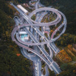 Будинки Sarat Abidah з характерною системою водовідведення