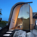 Міцні вітри моделюють замерзлий пісок у вигляді стовпів